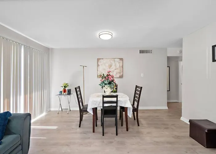 Cozy, Dedicated Workspace, Fast Wi-Fi Apartment