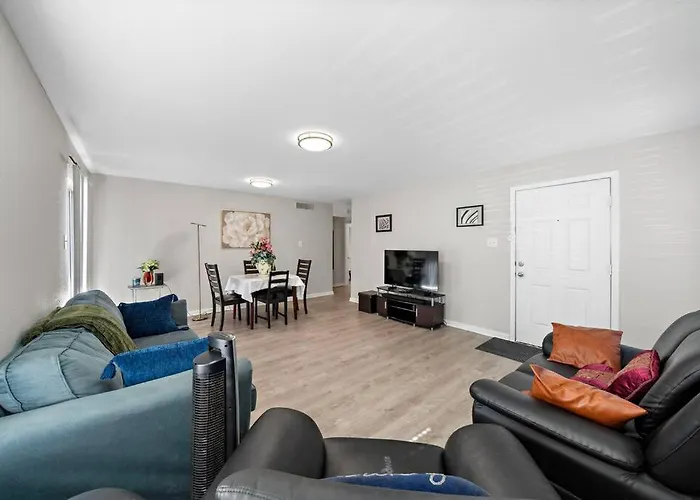 Cozy, Dedicated Workspace, Fast Wi-Fi Apartment