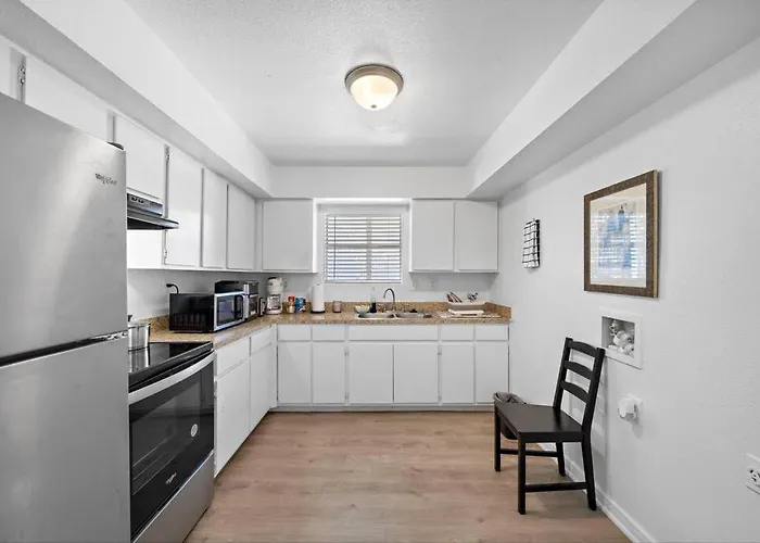 Cozy, Dedicated Workspace, Fast Wi-Fi Apartment